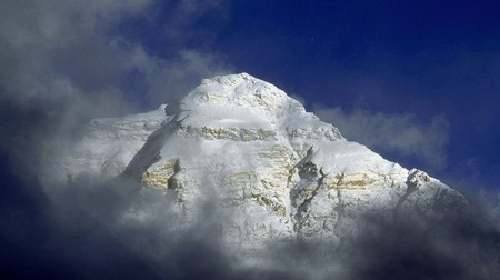 Đỉnh Everest bị Trung Quốc đưa vào công viên quốc gia Qomolangma.